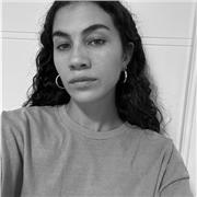 Diseñadora gráfica, con especialización en ilustración y diseño creativo.